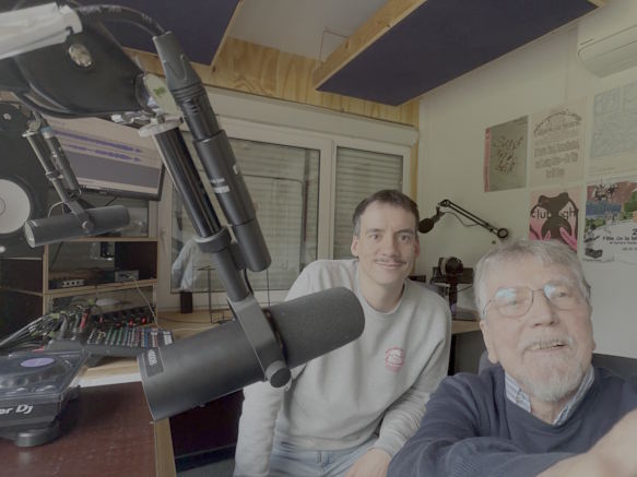 Herbert und Max im Studio vor dem Mikrofon.