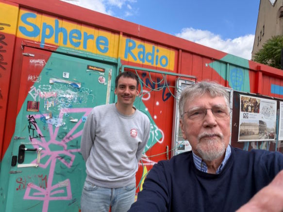 Herbert und Max vor dem roten bunten Sphere Radio Container
